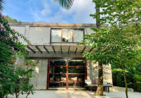 EL NIDO, Lugadia, Concrete House with Small Garden